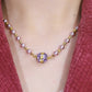 Elegant halskjede i perleimitasjon med glitrende magnetisk rhinestone-kule