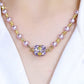 Elegant halskjede i perleimitasjon med glitrende magnetisk rhinestone-kule