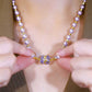 Elegant halskjede i perleimitasjon med glitrende magnetisk rhinestone-kule