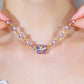 Elegant halskjede i perleimitasjon med glitrende magnetisk rhinestone-kule